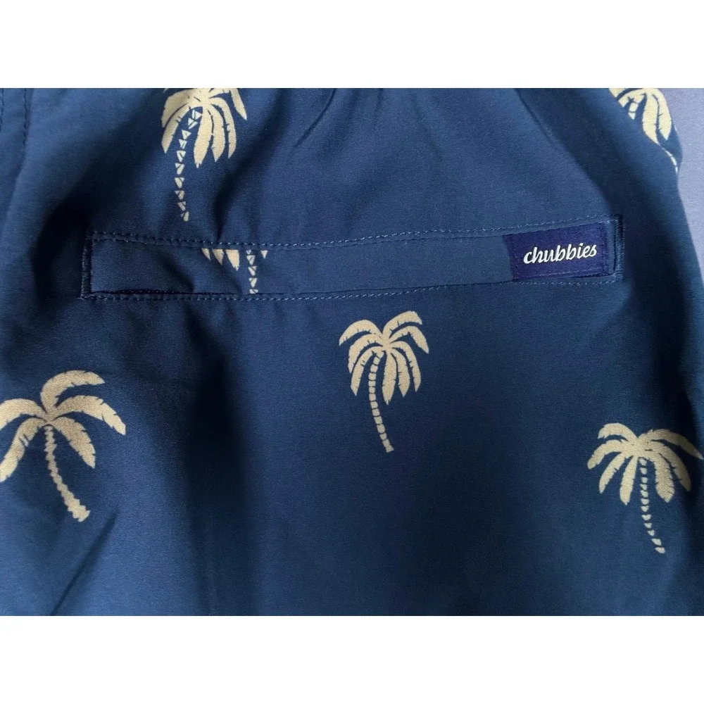 Chubbies Mens Medium Navy Palm Tree Print Swim Trunks Shorts 7 Inch Inseam